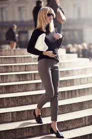 Schwarzer Rollkragenpullover Braune Wollenge Hose Schwarze Leder Slipper Weisse Leder Clutch Fur Damen Schwarzer Rollkragenpullover Elegante Outfit Ideen Rollkragenpullover