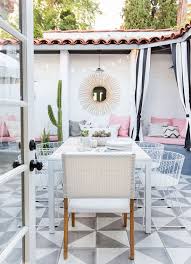 White Outdoor Dining Chairs Via Design Love Fest Patio Decor Outdoor Living Space Patio Makeover