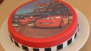 Um einen kuchen zu backen, muss man nur die zutaten abmessen, sie in der richtigen reihenfolge vermischen und daran denken, den kuchen aus dem ofen zu nehmen, bevor er anbrennt. Cars Torte Mit Aufleger Sallys Blog