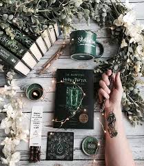 Find and save images from the slytherin aesthetic collection by beauty&fashion (fashion067) on we heart it, your everyday app to get lost in what you love . A E S T H E T I C S Slytherin Wattpad