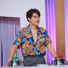 หลังมีกรณี ดร.ณัฐพงศ์ หรือ พัทธนันท์ พุดหล้า ออกมาร้องเรียนสื่อ ถึงนักแสดงหนุ่ม ทาเคชิ ชนะศักดิ์ ซึ่งเป็นลูกบุญธรรม ว่าตอนนี้อีกฝ่ายเนรคุณ. Bnvdqrkrevso8m