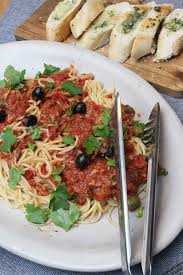 Jamie Oliver 30 Minuten Spaghetti Alla Puttanesca Fenchel Radieschen Salat Knoblauchbrot Schok Lebensmittel Essen Radieschen Salat Abendessen Rezepte
