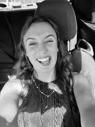 Hi please could someone improve this photo can you zoom into the head and  shoulders. Tia