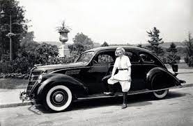 37 Cool Pics That Capture Women Posing With Their 30s Cars Vintage Everyday Old Classic Cars The Past Photo