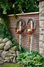 Herbstliche Kranze Auf Birkenstammen Karin Urban Naturalstyle In 2020 Cottage Garten Design Herbstblumen Basteln Herbst Dekoration