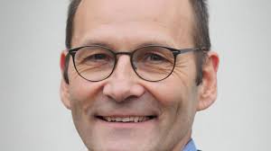 Thomas bachmann, sänger und gitarrist aus köln, sofakonzerte, geburtstage, hochzeitssänger, pop, blues, swing, latino, spanische musik, gitarrenunterricht Pfarrer Thomas Bachmann Ev Luth Gemeinde St Matthaus