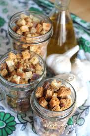 Croutons A L Ail Recette En 2020 Croutons Alimentation Salade De Pissenlit