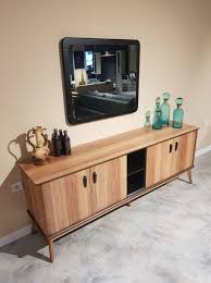 Tv unitesini simdiki konsolun oldugu yere ceker ,üçlü koltuklari da onun karsisindaki. Tv Unitesi Konsollari