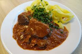 Omas Rindsgulasch Rezept Rezept Gulasch Rezept Einfach Rindsgulasch Rezepte