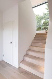 Durch die bürste wird die oberfläche der eiche aufgerauht. Stufen Und Setzstufen In Faltwerkoptik Eiche A B Durchgehende Lamellen Weiss Geolt In 2020 Treppe Eiche Weiss Geolt Setzstufen