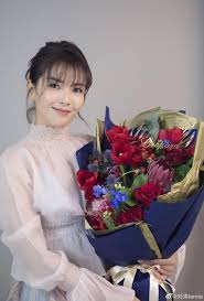 刘涛穿裸粉色透视裙捧大束鲜花梨涡浅笑温柔动人- 中国日报网