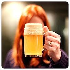 E Muito Comum Associar A Cerveja Ao Universo Masculino Mas Nem Todo Mundo Sabe Que Esta Bebida Tao Popular E Present Beer Photography Beer Recipes Beer Quotes