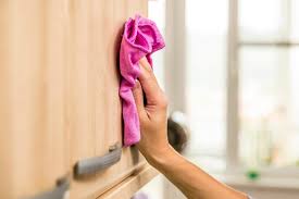 Yastik temi̇zli̇ği̇ terlediğimiz zaman yastıklarımızın üzerinde sarı lekeler olur. Sararan Ve Rutubetlenen Mutfak Dolaplari Nasil Temizlenir Yemek Com