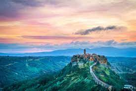 イタリアのラピュタ と呼ばれる天空の村の儚く幻想的な絶景 チヴィタ デ チヴィタ 絶景 イタリア