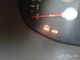 كيا عندي لمبه اشتغلت في الطبلون والسيارة ماهي راضيه تشتغل