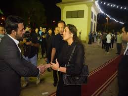تبادلت الفنانة المصرية ريهام حجاج رسائل الغزل مع زوجها رجل الأعمال والمنتج المصري محمد حلاوة بعد اللقاء التلفزيوني الذي ظهرت فيه حجاج مع الإعلامية بوسي شلبي بعد غياب 6 سنوات عن آخر لقاء لها. Ø±ÙŠÙ‡Ø§Ù… Ø­Ø¬Ø§Ø¬ ÙˆÙ…Ø­Ù…Ø¯ Ø­Ù„Ø§ÙˆØ© ÙŠÙ‚Ø¯Ù…Ø§Ù† ÙˆØ§Ø¬Ø¨ Ø§Ù„Ø¹Ø²Ø§Ø¡ ÙÙŠ Ù…Ø­Ù…ÙˆØ¯ ÙŠØ§Ø³ÙŠÙ† Ù…ØµØ±Ø§ÙˆÙ‰
