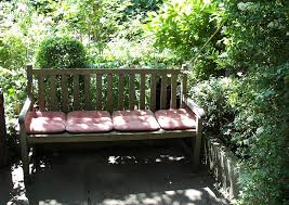 Geschickte gliederung und perfekt ausgesuchte pflanzen lassen auch kleine gärten richtig großzügig erscheinen. Sitzecke Im Garten Anlegen
