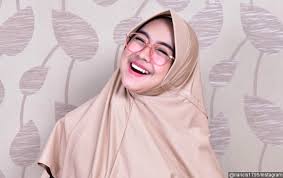 Terlihat ayah oki setiana dewi dan ria ricis sudah ditutupi kain jarik di atas kasur di sebuah ruangan perawatan rumah sakit. Cv Taaruf Jadi Kontroversi Ayah Ria Ricis Dibela Netizen Habis Habisan