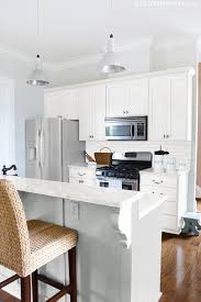 So Much Like Ours Is Turning Out White Cabinets Island White Marble Top Gray Owl Walls Benjamin Moore Grey Owl Kuchen Inspiration Weisse Kuchenschranke