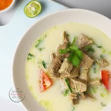Resep soto ayam bening ternyata menggunakan bumbu soto ayam sederhana dan cara membuat soto ayam kuah bening juga cukup mudah. Resep Soto Betawi
