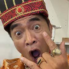 憲半夜睡不著覺 把心情哼成歌 只好到屋頂找另一個夢境 嵐睡夢中被敲醒 我還是不確定 怎會有動人旋律在對面的屋頂 我悄悄關上門 帶著希望上去 原. 8gd0dgigcvug1m