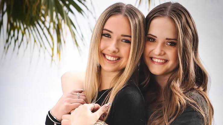 Shania und Davina Geiss: Sexy Bikini-Bilder lassen auch Mama Carmen  ausflippen