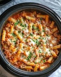 In our house, we call it 'Lazy Day Ziti.' It's so good, no one would guess  how effortless it is! 𝐓𝐎 𝐂𝐎𝐍𝐓𝐈𝐍𝐔𝐄 𝐑𝐄𝐂𝐄𝐈𝐕𝐈𝐍𝐆 𝐌𝐘  𝐑𝐄𝐂𝐈𝐏𝐄𝐒 𝐓𝐘𝐏𝐄 "𝐘𝐄𝐒" Full recipe 👇 💬