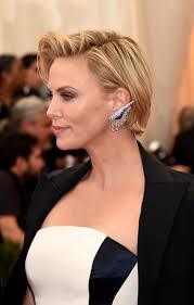 Triangle face shapes are rare, but this distinctive shape usually has a narrow forehead and wide jawline. Charlize Theron Short Side Part Charlize Theron Short Hairstyles Lookbook Stylebistro