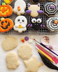 Laura S Cookie Studio On Instagram All The Halloween Cookies In My Feed Are Getting Me In 2020 Halloween Cookies Decorated Halloween Cookies Halloween Sugar Cookies
