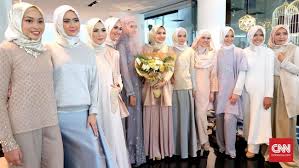 Istri andhika pratama itu juga memuji desain baju muslim yang dihasilkan dari tangan zaskia sungkar. Ria Miranda Lirik Pasar Busana Muslim Mewah Nusantara