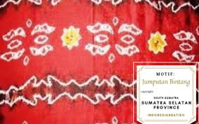 Sebagai kota yang masih masuk dalam karesidenan surakarta, solo masih sangat lekat dengan budaya jawa. Jupri Kembang Teh Iwarebatik