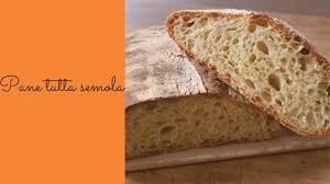 Il risultato sarà un pane croccante in superficie e con una mollica morbida. Pane Di Semola Fatto In Casa Con Poco Lievito Youtube