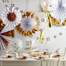 Os balões são boas opções para decorar a casa na virada. Faca Voce Mesmo 42 Ideias Lindas Para Decoracao De Ano Novo Revista Artesanato