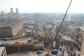 La alba iulia, ceremonia militară a început la ora 15.30, în zona bulevardului 1 decembrie 1918, la aceasta urmând să participe aproximativ 1.600 de militari şi specialişti, cu 150 de mijloace tehnice şi 23 de aeronave militare. 1 Decembrie 2018 La Alba Iulia MarÈ™ul Unionist De La Minus Zece Grade ScandÄƒrile Zilei È™i Ce UrmeazÄƒ In Program Alba24