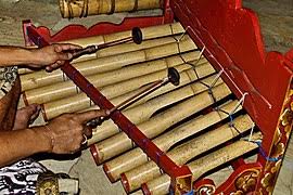 The performance is carried out in front of mutiara hotel malioboro yogyakarta. Angklung Wikipedia