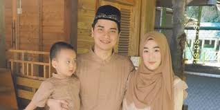 He is a celebrity family member. Alvin Faiz Dan Larissa Chou Dikabarkan Cerai Pihak Pengadilan Agama Cibinong Belum Terdaftar Kapanlagi Com