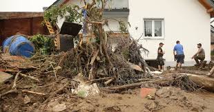 Dort versammelte sich die feuerwehr auf dem parkplatz eines möbelhauses, um die einsätze zu koordinieren. Unwetter In Konigswinter Und Hennef Bilder Der Verwustung Nach Starkregen