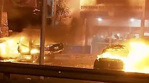 Hoy hubo violentos enfrentamientos entre la policía y los choferes en los galpones de la empresa. Paro De Colectivos Infobae