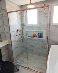 A Delicadeza Da Tonalidade Rose Gold Com A Modernidade Das Roldanas Aparentes Resultam Em Um Lindo Box Elegance Rose Quem Ai Em 2020 Box Banheiro Vidracaria Roldanas