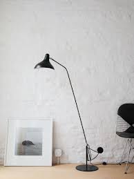 Denne mantis lampe kan indstilles på mange forskellige måder, den kan dreje 180º, og hovedet kan. Mantis Bs1 B Floor Lamp Designed By Bernard Schottlander Floor Lamp Design Floor Lamp Mantis Lamp