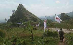 Pengibaran bendera merah putih berukuran 12x16 meter di atas bukit tersebut untuk menyambut tim search and rescue (sar) sukoharjo mengibarkan bendera merah putih di puncak bukit. Bendera Merah Putih Raksasa Bakal Berkibar Di Purwakarta Ini Lokasinya