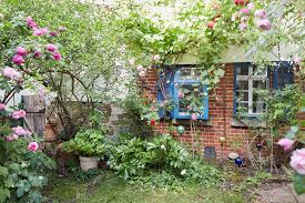 Wohnzimmer 26,5 qm, küche mit einbauküche 7,5 qm, badezimmer mit wanne 6,6 qm, schlafabteil im dg ca. Tolias Immobilien Gmbh