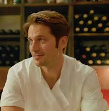 Les Voisins : Gabriel (le voisin charmant ❤️‍🔥) contre Magnani (le voisin  mystérieux 🔥). The Neighbors: Gabriel (the charming neighbor ❤️‍🔥) vs  Magnani (the mysterious neighbor 🔥). 📸: Emily in Paris, Netflix,