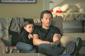 Scarlett Estevez And Mark Wahlberg In Daddy S Home Mark Wahlberg Daddy S Home Actor Mark Wahlberg Mark Wahlberg