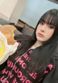 Tips Makeup dengan Lip Tint Dear Me dan Hula Hoop Earrings