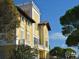 A pochi passi dalla spiaggia e non lontano dal centro storico e dalla zona pedonale, i nostri appartamenti permettono di raggiungere facilmente sia il mare che i luoghi di divertimento per grandi e bambini. Affitti Grado Citta Giardino In Un Appartamento Per Vacanze
