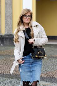 Streetstyle Outfit Blogger Prada Bag Fruhlingstrend 2017 Mittellanger Jeansrock Kombinieren Strumpfhose Lammfellja Jeans Rock Jeansrock Street Style Fur Frauen