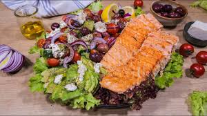 Si de aceasta data, am completat_ meniul cu. SalatÄƒ MediteraneanÄƒ Cu Somon BucÄƒtÄƒria Linella Youtube