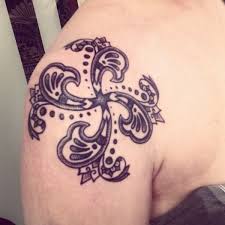 Este símbolo ha sido utilizado a lo largo del tiempo por una cantidad de culturas en los cinco continentes. Significado Da Tatuagem Da Suastica Fotos De Tatuagens Tatuagem Tatuagem Tribal Suastica