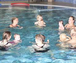 Niest der nachwuchs also oder zeigt sich erhöhte temperatur, sollte der schwimmbadbesuch verschoben werden. Ab Wann Babyschwimmen Und Warum Babyschwimmen Schwimmschule Beluga